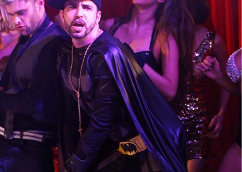 Vestido de Batman, Latino grava clipe com dupla sertaneja